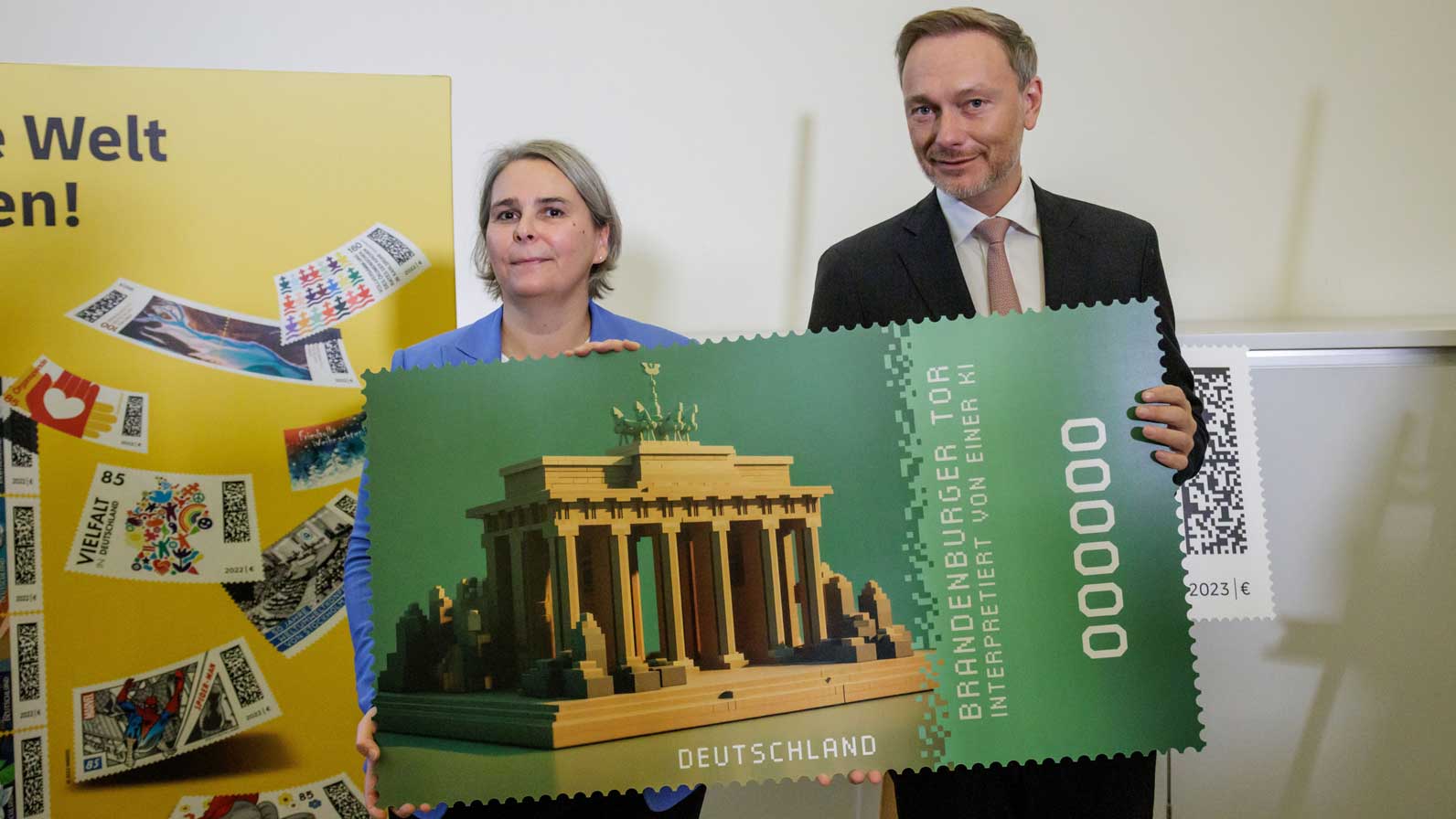 26. Okt. 23: Erste offizielle Krypto-Briefmarke in Berlin präsentiert - DHL  Group