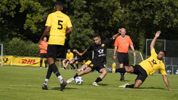 Bruno Miguel und Vieira Luis im Fußball-Zweikampf