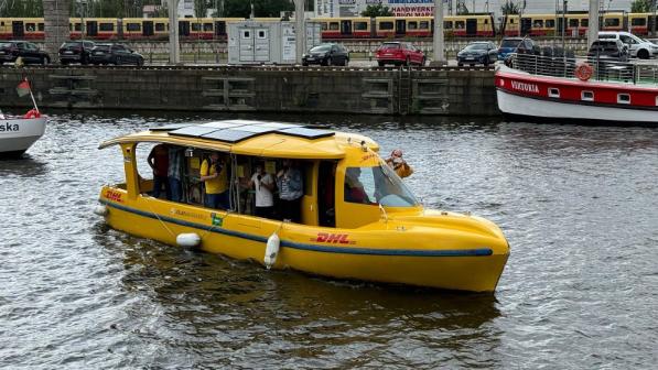 DHL Solarschiff auf der Spree in Berlin