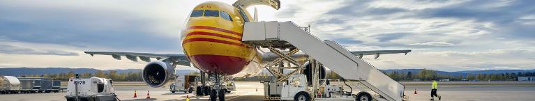 DHL-Flugzeug wird beladen