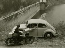 Motorrad-Zusteller und VW-Käfer der Deutschen Post