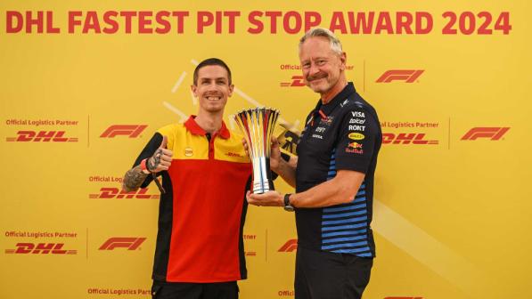 Abu Dhabi Trophy, Ceremony Fastest Pit Stop, Oracle Red Bull Racing, Radim Simara und Jonathan Wheatley