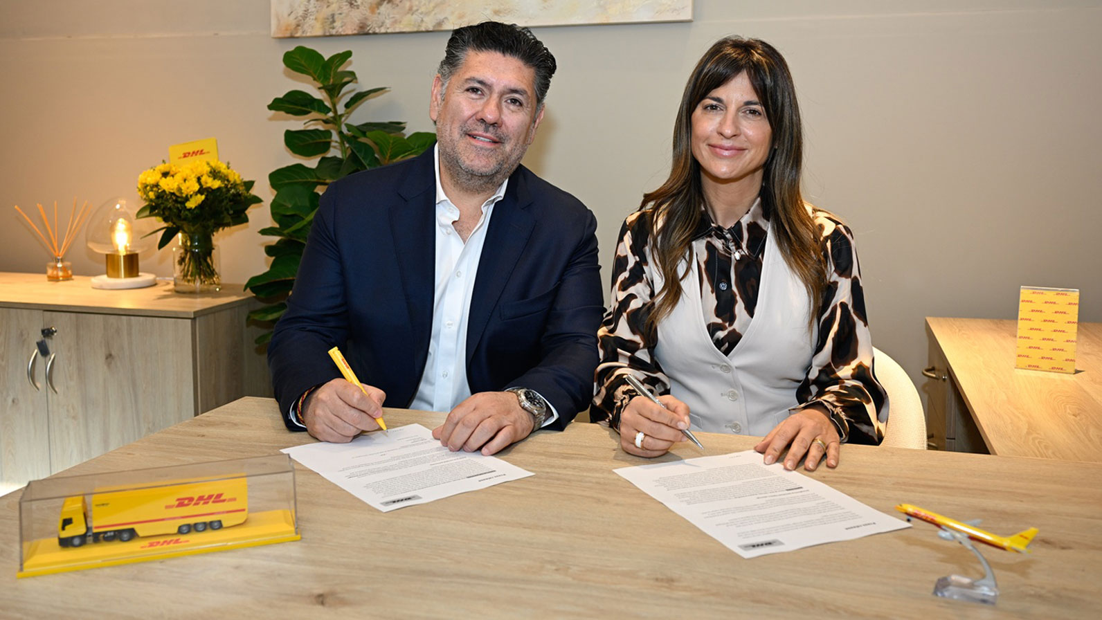 DHL-ისა და Aero Cargas-ის ხელმძღვანელები გარიგების ხელმოწერისას