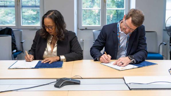Pamela Coke-Hamilton, Executive Director of ITC, and Hennie Heymans, CEO of DHL Express Sub-Saharan Africa, sign a Memorandum of Understanding renewing the ITC-DHL partnership to empower small businesses and foster inclusive trade.