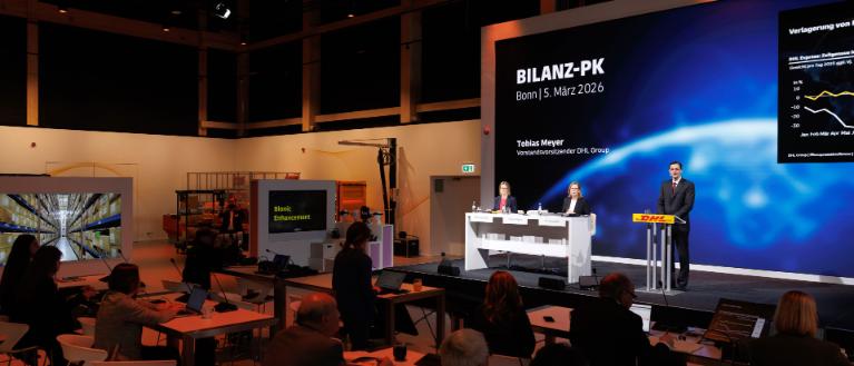 Tobias Meyer spricht auf der Bilanzpressekoneferenz