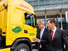 Tobias Meyer, CEO of DHL Group, explains the new EREV truck from Scania to Federal Transport Minister Patrick Schnieder