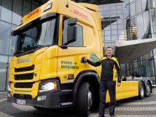 Dr. Tobias Meyer, CEO DHL Group, in front of electric truck 