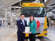 Handover eTopas 600 with Antje Huber (DHL Freight) and Chao Liu (Founder & CEO SuperPanther)