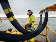 Ein Flughafen-Arbeiter beobachtet wir ein Flugzeug betankt wird