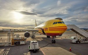 Eine Kachel mit einem der 2030 Ziele und einem DHL-Flugzeug.