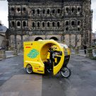 Zusteller auf eTrike Rytle MOVR3 vor der Porta Nigra in Trier