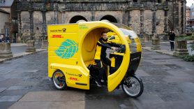 Zusteller auf eTrike Rytle MOVR3 vor der Porta Nigra in Trier