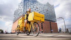 Zusteller auf eTrike vor der Elbphilharmonie Hamburg